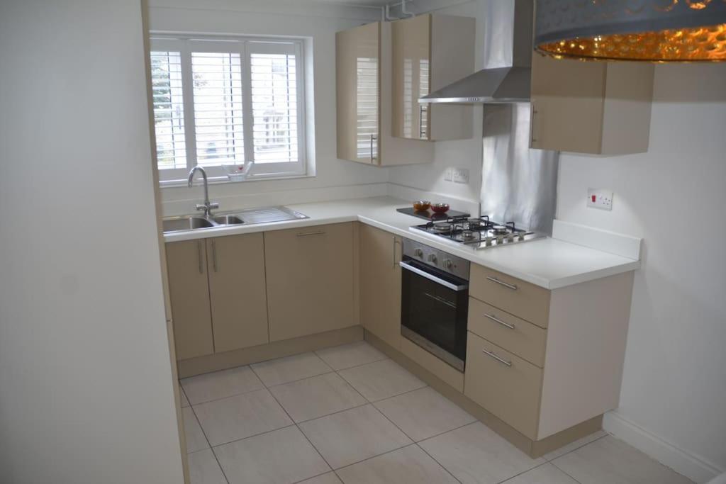 Modern Town House In Cotswolds - 3 Double Bedrooms ウィットニー エクステリア 写真