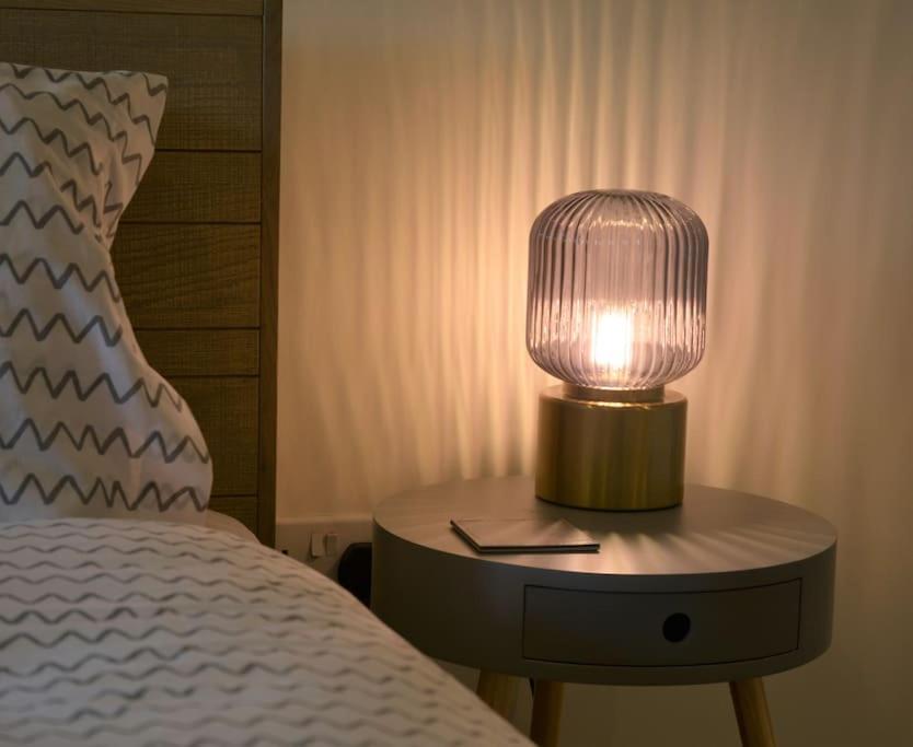 Modern Town House In Cotswolds - 3 Double Bedrooms ウィットニー エクステリア 写真
