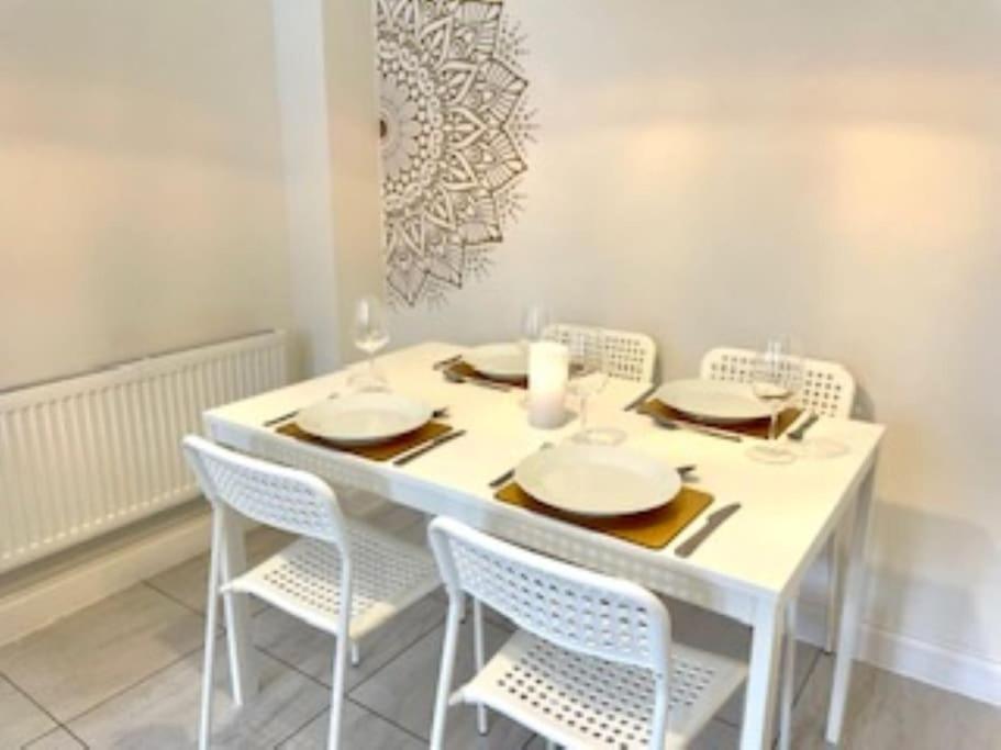 Modern Town House In Cotswolds - 3 Double Bedrooms ウィットニー エクステリア 写真
