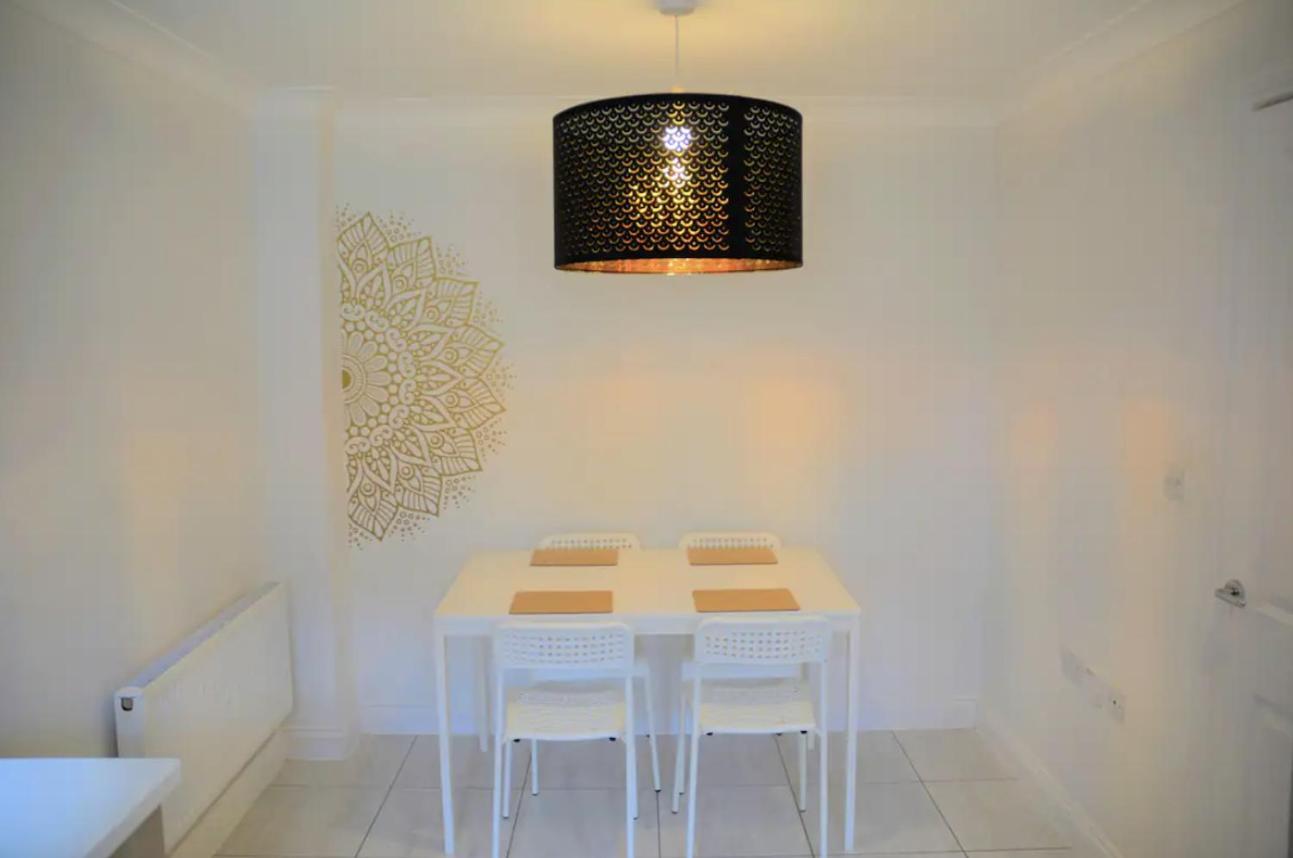 Modern Town House In Cotswolds - 3 Double Bedrooms ウィットニー エクステリア 写真